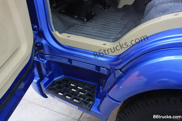 Sinotruk HOWO Hanjun 190 hp 4X2(6 wheels) 4.85m semi-row flatbed cargo truck (10-speed) Cab (1) | 86Trucks