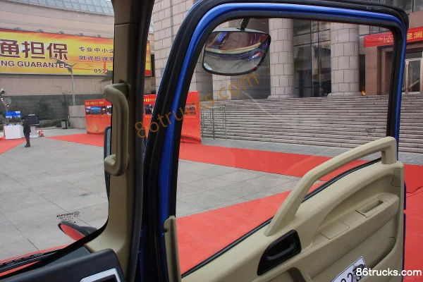 Sinotruk HOWO Hanjiang 140 ch 4X2(6 roues) camion porteur à ridelles Cabine (2) | 86Trucks