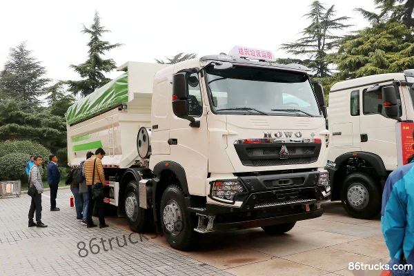 Sinotruk HOWO T7H heavy truck 440 hp 8X4(12 wheels) LNG dump truck (China VI) Exterior