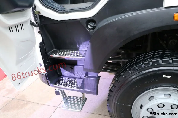 Sinotruk HOWO T7H heavy truck 440 hp 8X4(12 wheels) LNG dump truck (China VI) Cab (1) | 86Trucks