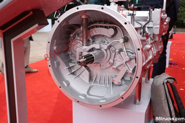 Sinotruk HW25712XSTL 12-Speed Manual Transmission Exterior (3) | 86Trucks