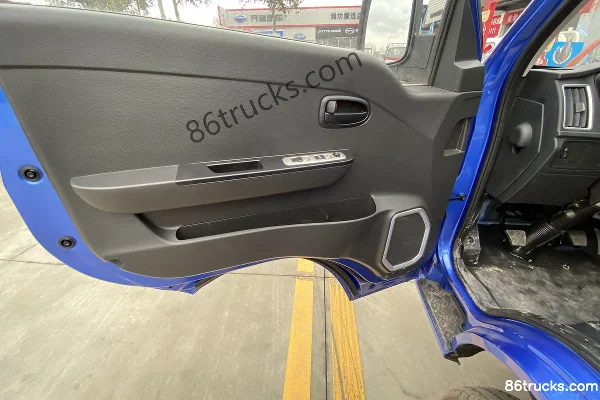 Changan Kuayue Zhe D5 PLUS Luxury 1.6L 122hp 4X2(6 wheels) Gasoline 3.05m Double-row Flatbed Light Truck (China VI) Cab (1) | 86Trucks