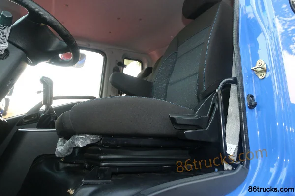 NanJun Ruiji J30 Luxury Edition 230 hp 4X4(6 wheels) 4.5m Dump Truck (China VI) Cab (3) | 86Trucks