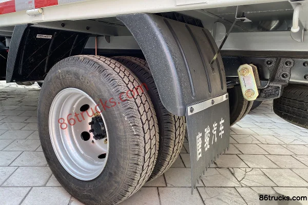 Tangjun Ouling Sailing A7 1.5L 112 hp 4X2(6 wheels) gasoline 3.08 m semi-row flatbed micro truck (China VI) Chassis (2) | 86Trucks