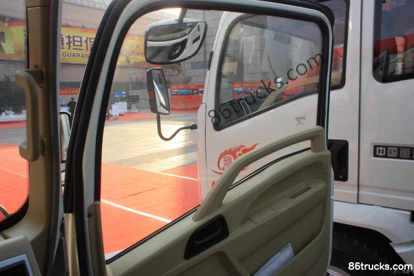 Sinotruk HOWO T5G 95hp 4X2(6 wheels) Refrigerated Truck (Zhongji Brand) Cab (2) | 86Trucks