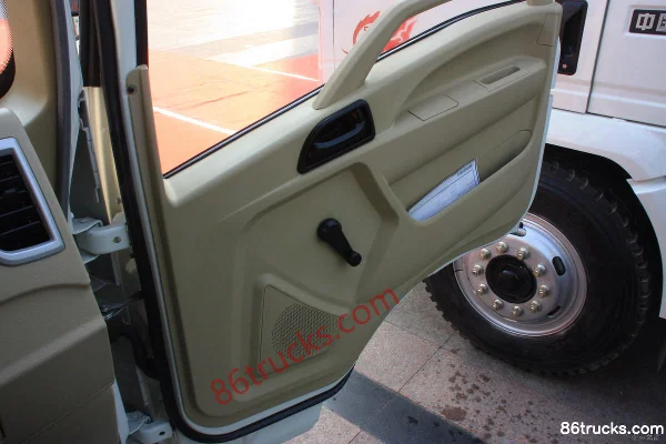 Sinotruk HOWO T5G 95hp 4X2(6 wheels) Refrigerated Truck (Zhongji Brand) Cab (1) | 86Trucks