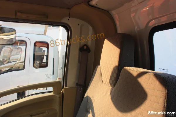 Sinotruk HOWO 88hp 4X2(6 wheels) Water Sprinkler Truck (Lvye Brand) Cab (3) | 86Trucks