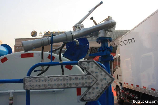 Sinotruk HOWO 88hp 4X2(6 wheels) Water Sprinkler Truck (Lvye Brand) Body (3) | 86Trucks