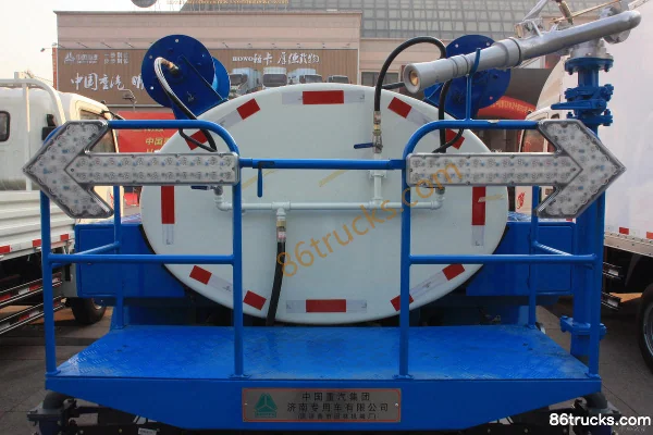 Sinotruk HOWO 88hp 4X2(6 wheels) Water Sprinkler Truck (Lvye Brand) Body (2) | 86Trucks