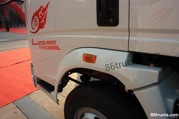 Sinotruk HOWO Hanjiang 82 ch 4X2(6 roues) camion léger fourgon avec cabine demi-avancée 3,3 m Châssis (2) | 86Trucks