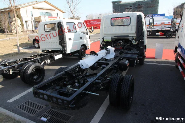 Foton Aumark 141 hp 4X2(6 wheels) oil tanker truck (chassis) Exterior (3) | 86Trucks