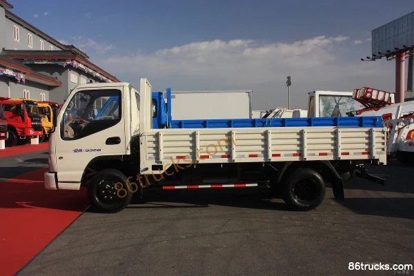 Foton Forland Linghang I 89hp 4X2(6 wheels) 3.7m Single Row Flatbed Light Truck Exterior (3) | 86Trucks