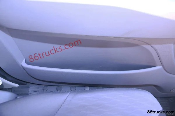 Foton Auling New Jieyun 156hp 4X2(6 wheels) 3.8m half-row van light truck Cab (3) | 86Trucks