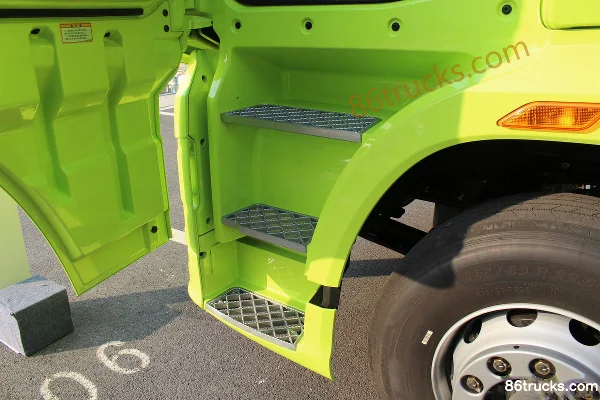 FAW Jiefang J7 Heavy Truck 560hp 6X2R Tractor Truck (China VI) (Rear Axle Lift) Cab (2) | 86Trucks