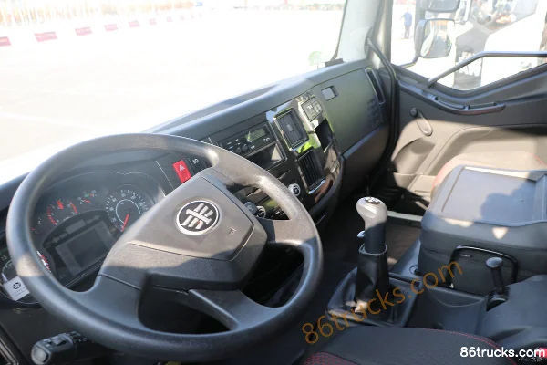 FAW Jiefang J6L 220 ch 4X2(6 roues) camion citerne d'arrosage (marque Chengliwei) Cabine (2) | 86Trucks