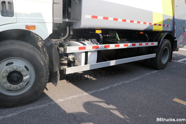 FAW Jiefang J6L 220 hp 4X2(6 wheels) Compressed Garbage Truck (Sanli Brand) Chassis (2) | 86Trucks