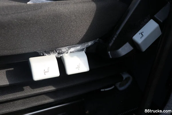 FAW Jiefang J6P Zhihui Edition 460hp 8X4(12 wheels) refrigerated truck Cab (3) | 86Trucks
