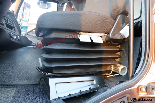 FAW Jiefang J6P Zhihui Edition 460hp 8X4(12 wheels) refrigerated truck Cab (2) | 86Trucks