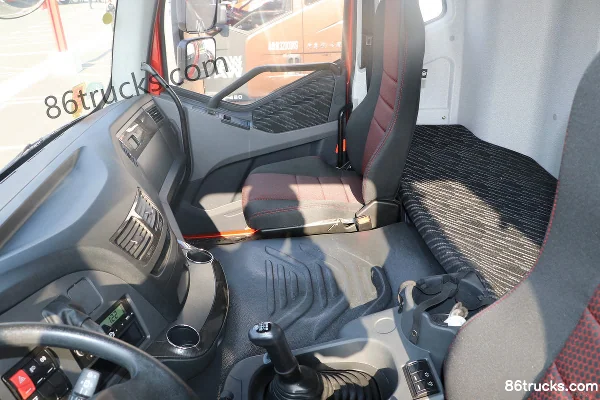 FAW Jiefang New J6P 360hp 8X4(12 wheels) truck-mounted crane Cab (3) | 86Trucks