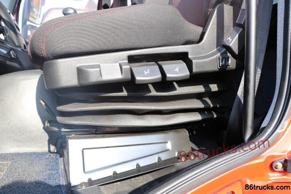 FAW Jiefang New J6P 360hp 8X4(12 wheels) truck-mounted crane Cab (1) | 86Trucks