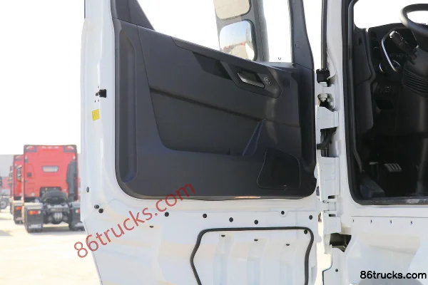 Sinotruk Weilong HV5 Heavy Truck 460 hp 6X4(10 wheels) LNG Dangerous Goods Tractor Truck (China VI) Cab (3) | 86Trucks