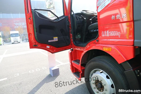 FAW Jiefang J6L 4X2(6 wheels) 18T 7.7m crew cab pure electric wing-opening box logistics truck 218kWh Interior (1) | 86Trucks