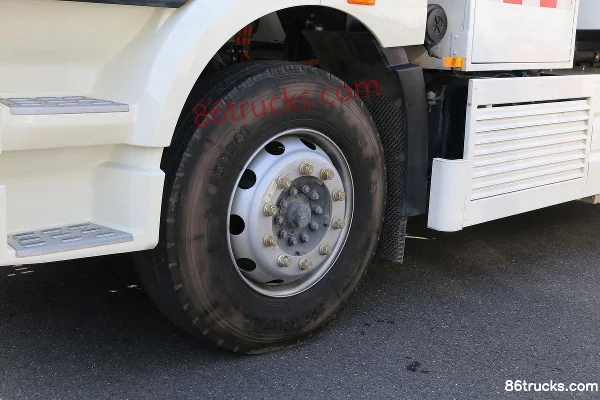 FAW Jiefang J6L 4X2(6 wheels) Semi-row Fuel Cell Water Sprinkler Truck Chassis (1) | 86Trucks