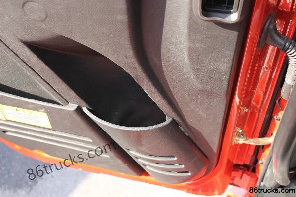 FAW Jiefang J6L Medium Truck 220 hp 6X2(8 wheels) 9.7m Van Cargo Truck Cab (2) | 86Trucks