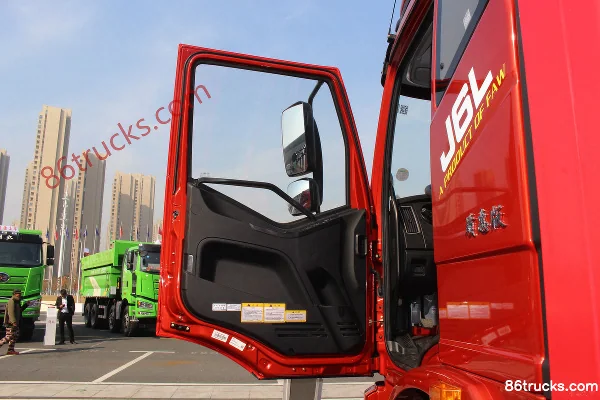 FAW Jiefang J6L Medium Truck 220 hp 6X2(8 wheels) 9.7m Van Cargo Truck Cab (1) | 86Trucks
