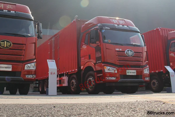 FAW Jiefang New J6P Classic Edition 460 hp 8X4(12 wheels) 9.5m Box Truck (457 Punch Weld Axle) Exterior
