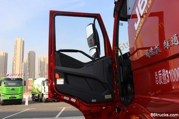 FAW Jiefang New J6P Classic Edition 460hp 8X4(12 wheels) 9.5m Van Cargo Truck Cab (1) | 86Trucks