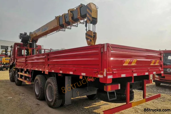Dongfeng Liuqi Chenglong H5 350hp 8X4(12 wheels) 8.2m Truck-mounted Crane (Chengliwei Brand) Exterior (3) | 86Trucks