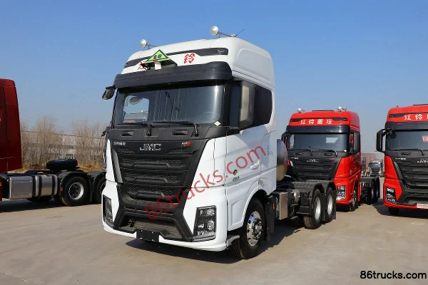Sinotruk Weilong HV5 Heavy Truck 460 hp 6X4(10 wheels) LNG Dangerous Goods Tractor Truck (China VI) Exterior (3) | 86Trucks