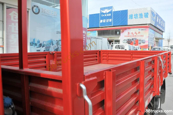 Sinotruk Wangpai 7 Series 156 hp 4X2(6 wheels) 4.15m Single Row Flatbed Light Truck Body (2) | 86Trucks