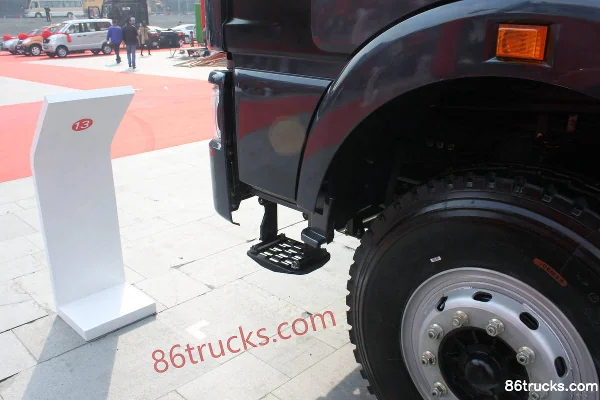 FAW Jiefang J6P Heavy Truck 390 hp 8X4(12 wheels) 8.8m LNG Dump Truck Chassis (1) | 86Trucks