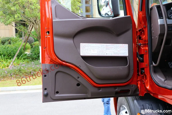 Dongfeng Liuqi Chenglong T5 400 ch 6X4(10 roues) tracteur routier à capot long Cabine (3) | 86Trucks