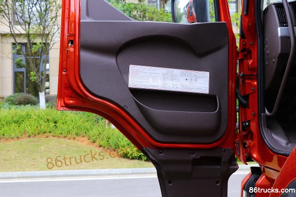 Dongfeng Liuqi Chenglong H5 Heavy Truck 350 hp 4X2(6 wheels) Tractor Truck (China VI) Cab (3) | 86Trucks