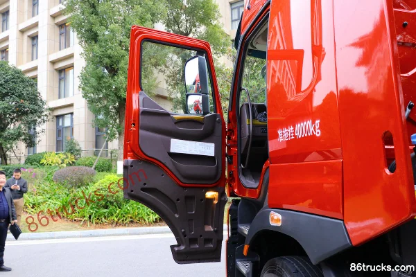 Dongfeng Liuqi Chenglong H7 Heavy Truck 580hp 6X4(10 wheels) Tractor Truck (China VI) Cab (1) | 86Trucks