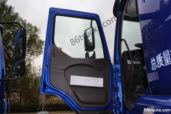 Dongfeng Liuqi Chenglong H5 Medium Truck 220 hp 4X2(6 wheels) 8.3m Van Cargo Truck (China VI) Cab (1) | 86Trucks
