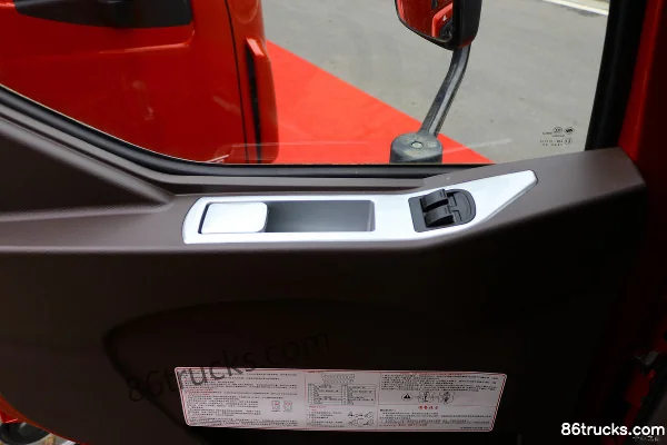 Dongfeng Liuqi Chenglong H5 Medium Truck 270 hp 4X2(6 wheels) 9.8m Van Cargo Truck (8-speed) Cab (3) | 86Trucks