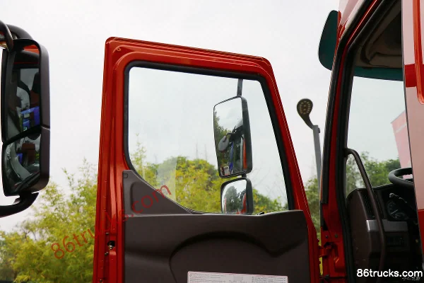 Dongfeng Liuqi Chenglong H5 Medium Truck 270 hp 4X2(6 wheels) 9.8m Van Cargo Truck (8-speed) Cab (2) | 86Trucks