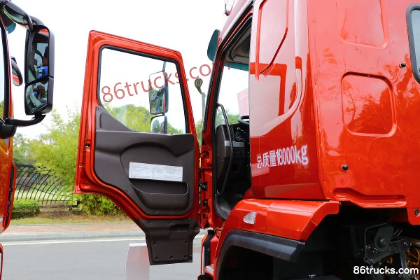 Dongfeng Liuqi Chenglong H5 Medium Truck 270 hp 4X2(6 wheels) 9.8m Van Cargo Truck (8-speed) Cab (1) | 86Trucks