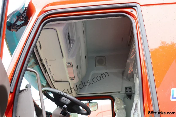 Dongfeng Liuqi Chenglong H7 Heavy Truck 460hp 6X4(10 wheels) LNG Tractor Truck (China VI) Cab (2) | 86Trucks