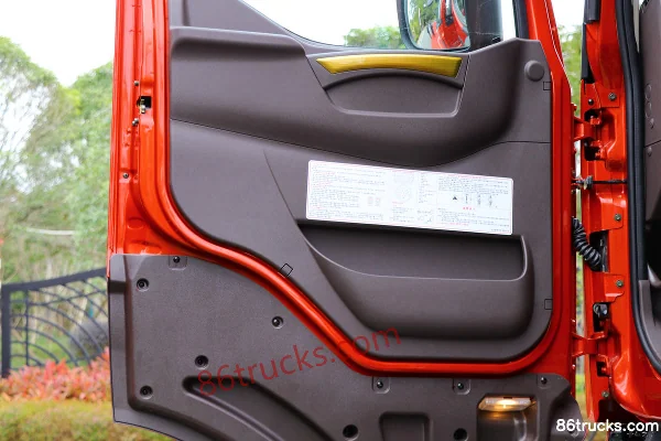 Dongfeng Liuqi Chenglong H7 Heavy Truck 460 hp 8X4(12 wheels) 9.47m Stake Cargo Truck Cab (3) | 86Trucks