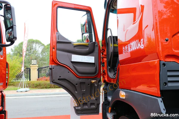 Dongfeng Liuqi Chenglong H7 Heavy Truck 460 hp 8X4(12 wheels) 9.47m Stake Cargo Truck Cab (1) | 86Trucks