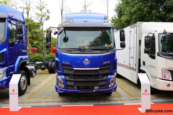 Dongfeng Liuqi New Chenglong M3 220 hp 4X2(6 wheels) 6.8m Box Cargo Truck Exterior (2) | 86Trucks