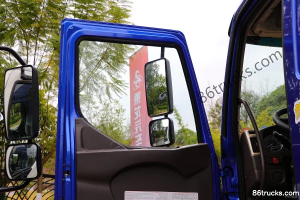 Dongfeng Liuqi New Chenglong M3 220 hp 4X2(6 wheels) 6.8m Box Cargo Truck Cab (3) | 86Trucks