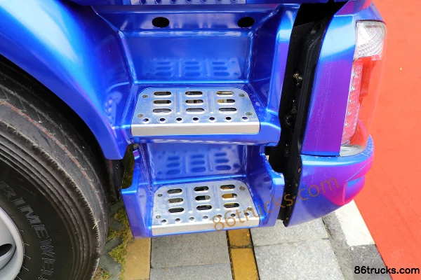 Dongfeng Liuqi New Chenglong M3 220 hp 4X2(6 wheels) 6.8m Box Cargo Truck Cab (1) | 86Trucks