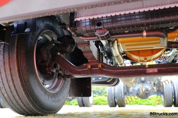Dongfeng Liuqi New Chenglong M3 220 hp 4X2(6 wheels) 6.8m Box Cargo Truck Chassis (2) | 86Trucks
