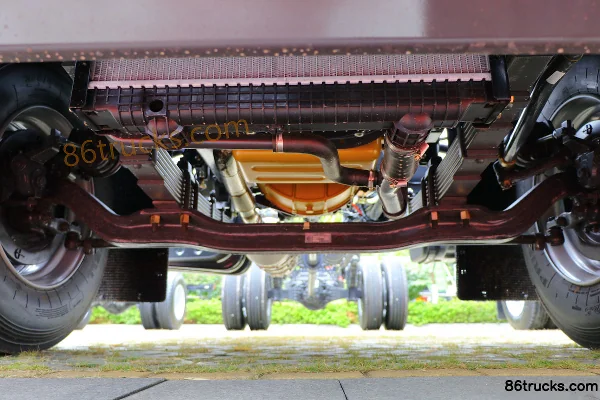 Dongfeng Liuqi New Chenglong M3 220 hp 4X2(6 wheels) 6.8m Box Cargo Truck Chassis (1) | 86Trucks